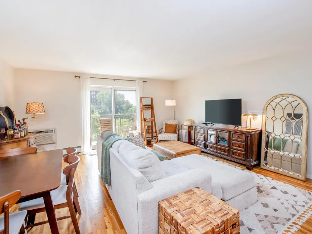 2928 Dean Parkway #4B Minneapolis, MN 55416