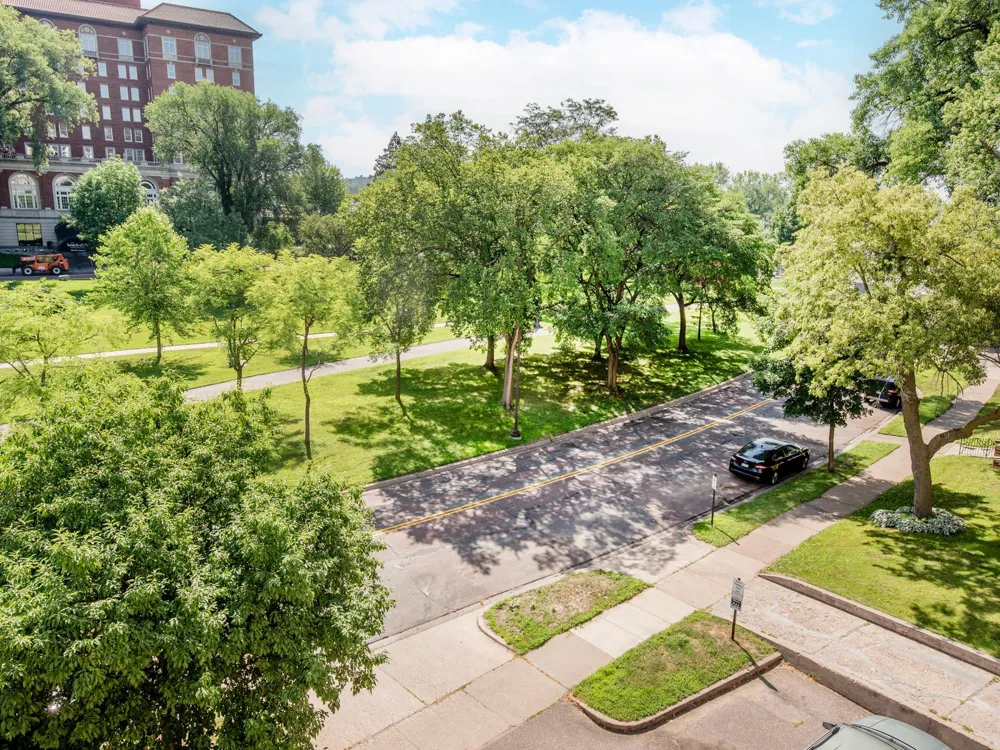 2928 Dean Parkway #4B Minneapolis, MN 55416