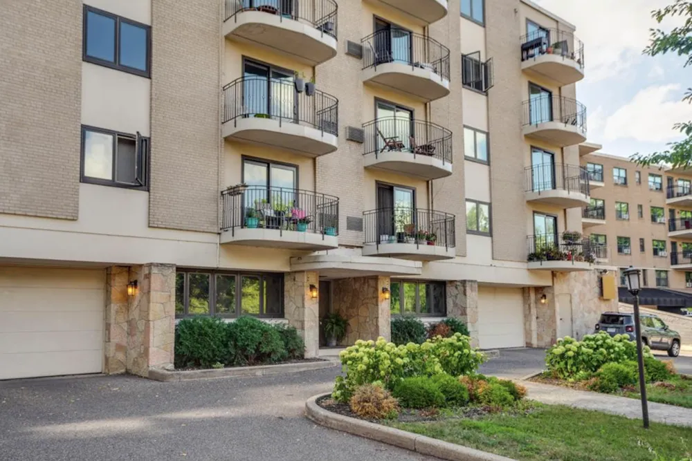 2928 Dean Parkway #4B Minneapolis, MN 55416