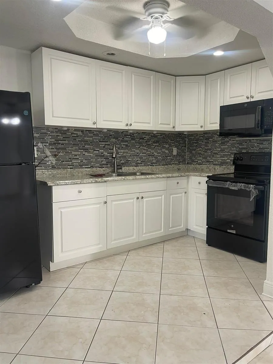 6902 SW 15th Street North Lauderdale, FL 33068