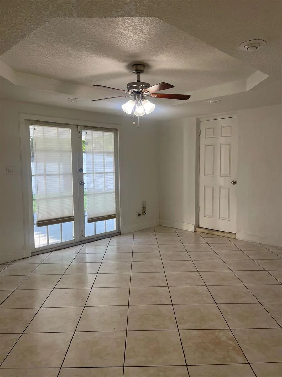 6902 SW 15th Street North Lauderdale, FL 33068