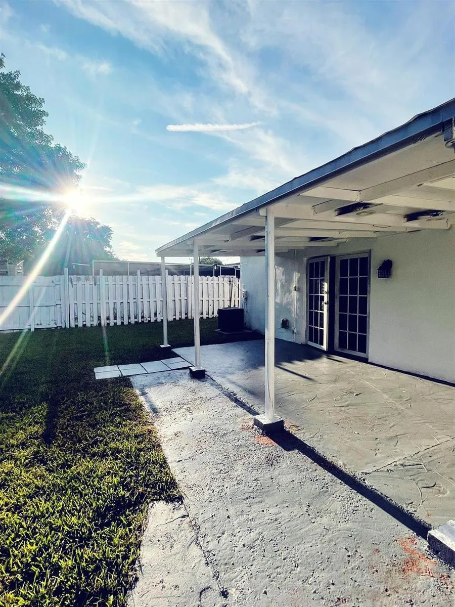 6902 SW 15th Street North Lauderdale, FL 33068