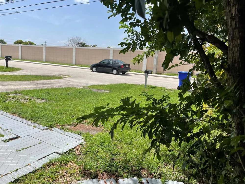 6902 SW 15th Street North Lauderdale, FL 33068