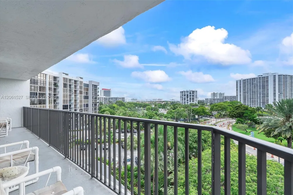 600 Parkview Dr #709 Hallandale Beach, FL 33009