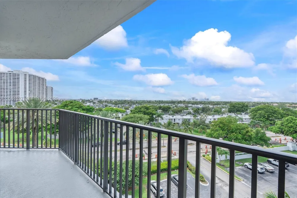600 Parkview Dr #709 Hallandale Beach, FL 33009