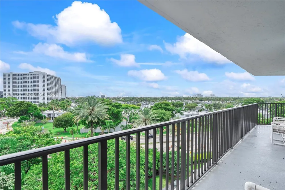 600 Parkview Dr #709 Hallandale Beach, FL 33009