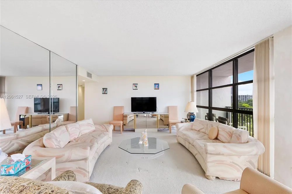 600 Parkview Dr #709 Hallandale Beach, FL 33009