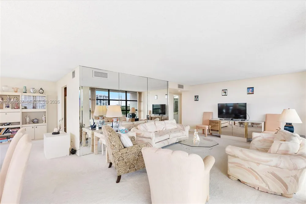 600 Parkview Dr #709 Hallandale Beach, FL 33009