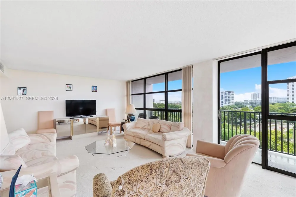 600 Parkview Dr #709 Hallandale Beach, FL 33009