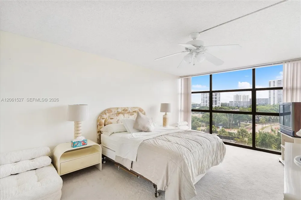 600 Parkview Dr #709 Hallandale Beach, FL 33009