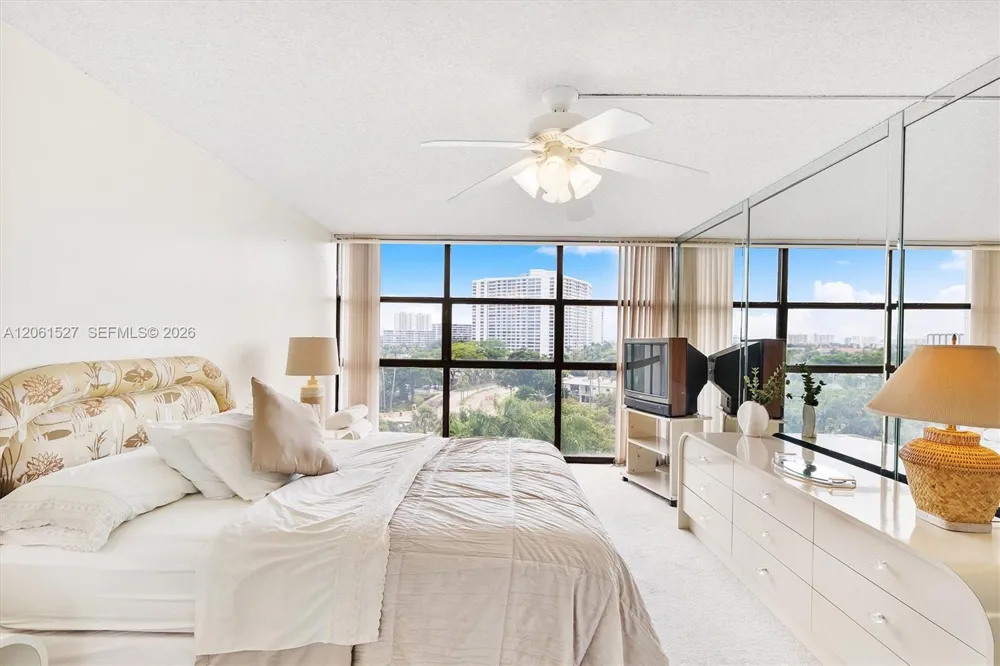 600 Parkview Dr #709 Hallandale Beach, FL 33009