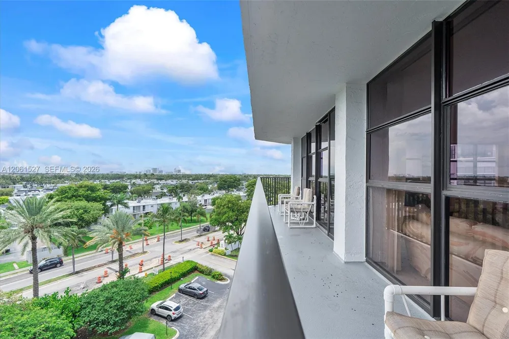 600 Parkview Dr #709 Hallandale Beach, FL 33009