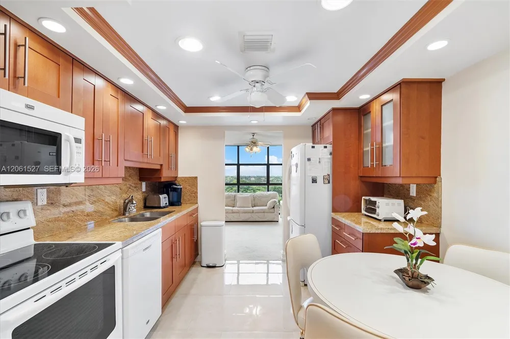 600 Parkview Dr #709 Hallandale Beach, FL 33009