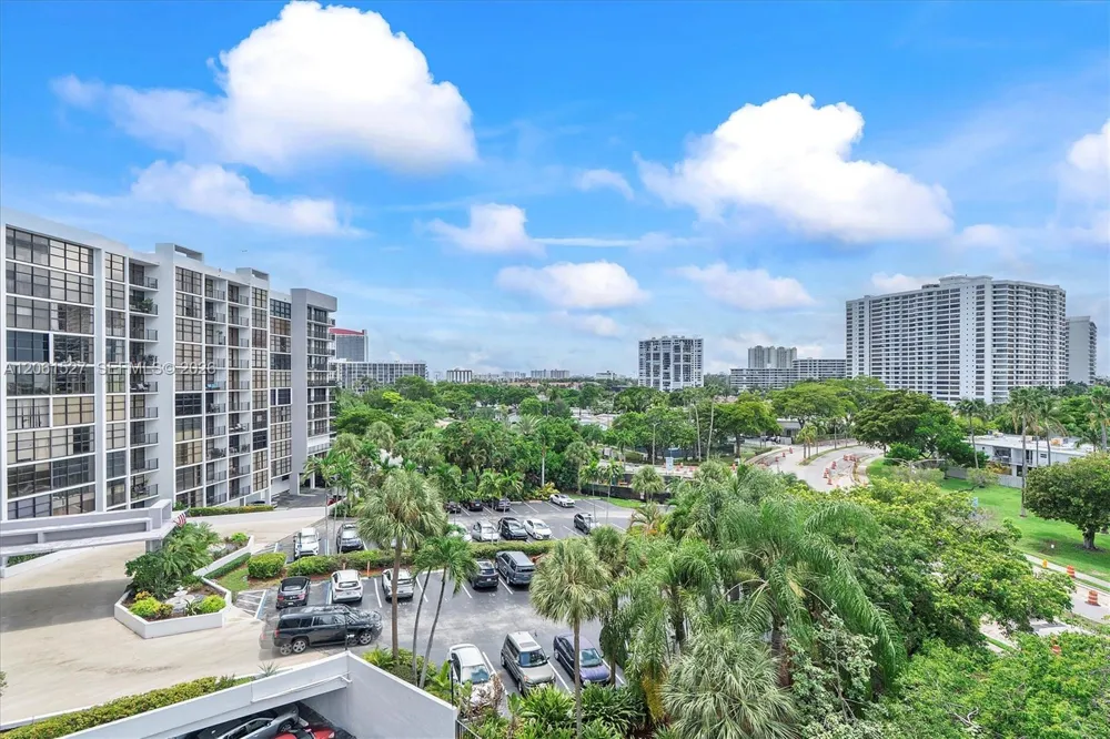600 Parkview Dr #709 Hallandale Beach, FL 33009