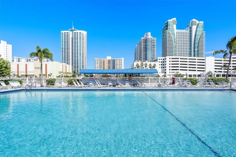 600 Parkview Dr #709 Hallandale Beach, FL 33009