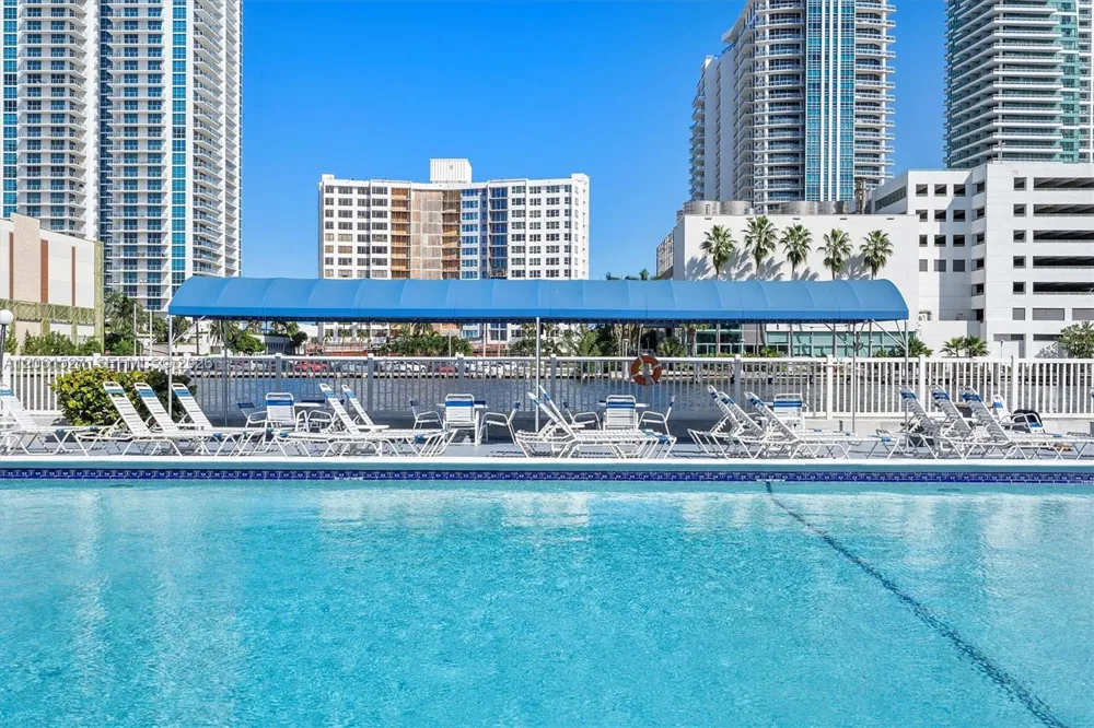 600 Parkview Dr #709 Hallandale Beach, FL 33009