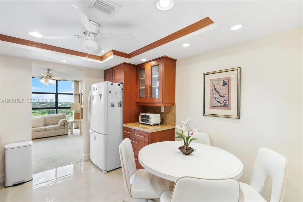 600 Parkview Dr #709 Hallandale Beach, FL 33009