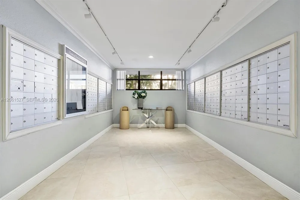 600 Parkview Dr #709 Hallandale Beach, FL 33009
