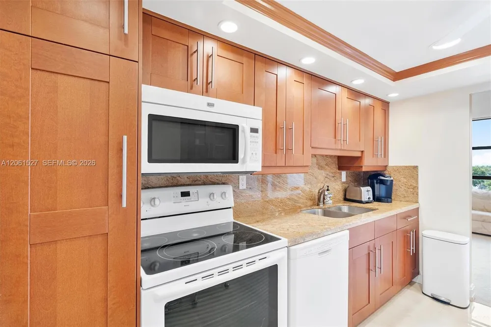 600 Parkview Dr #709 Hallandale Beach, FL 33009