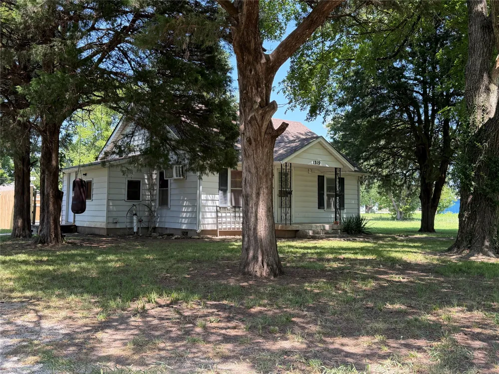 1319 E Modoc Avenue Nowata, OK 74048