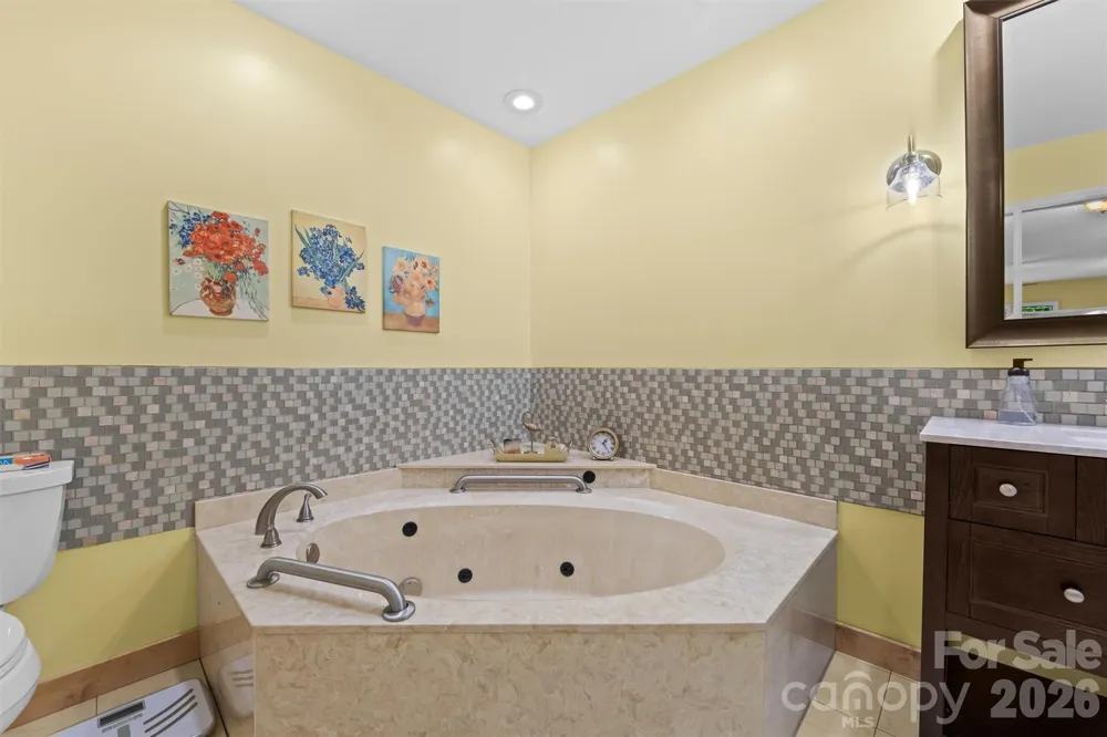 4 Governors Way Asheville, NC 28804