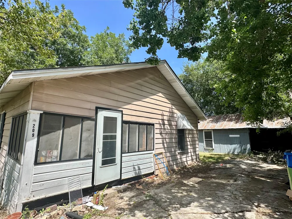 209 Old Thorndale Road Taylor, TX 76574