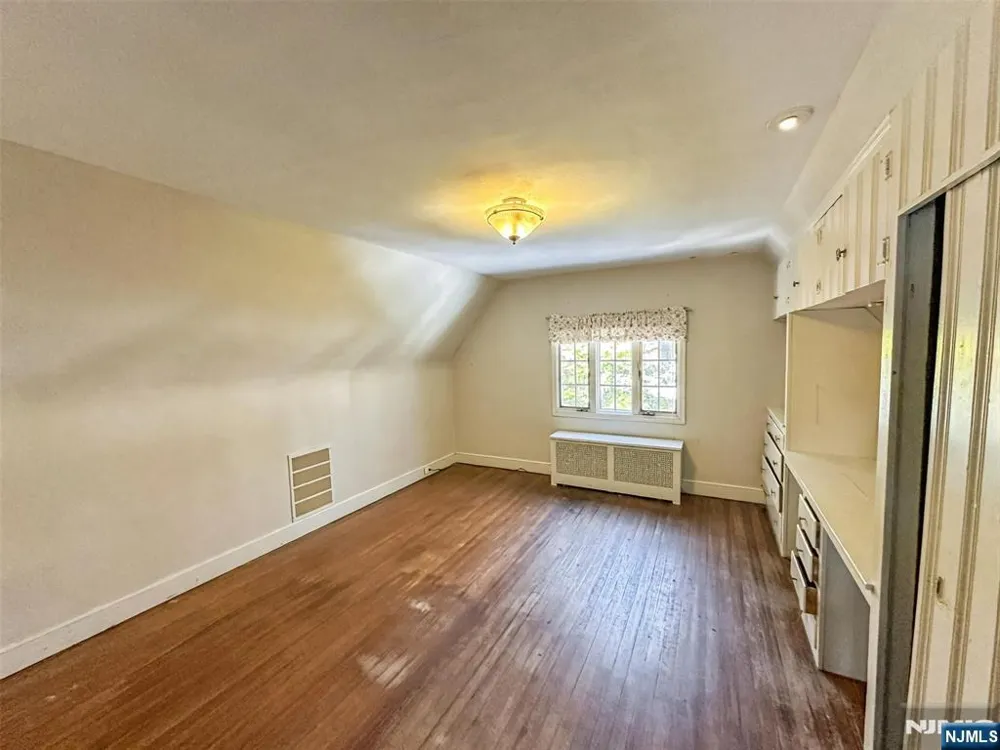 112 Oxford Place Glen Rock, NJ 07452