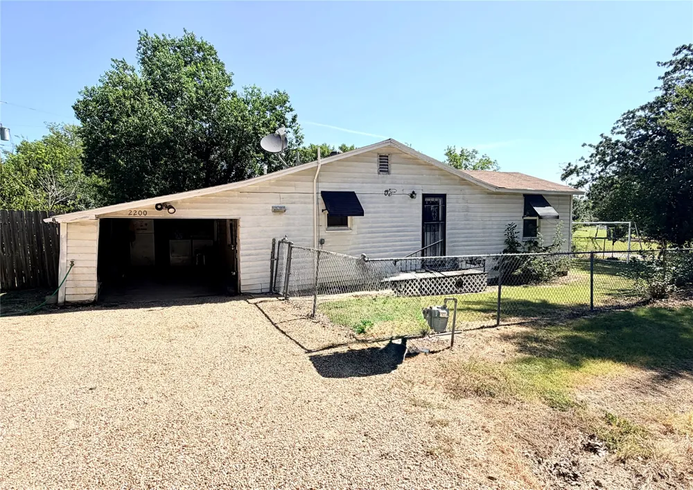 2200 W Gillis Avenue Cameron, TX 76520