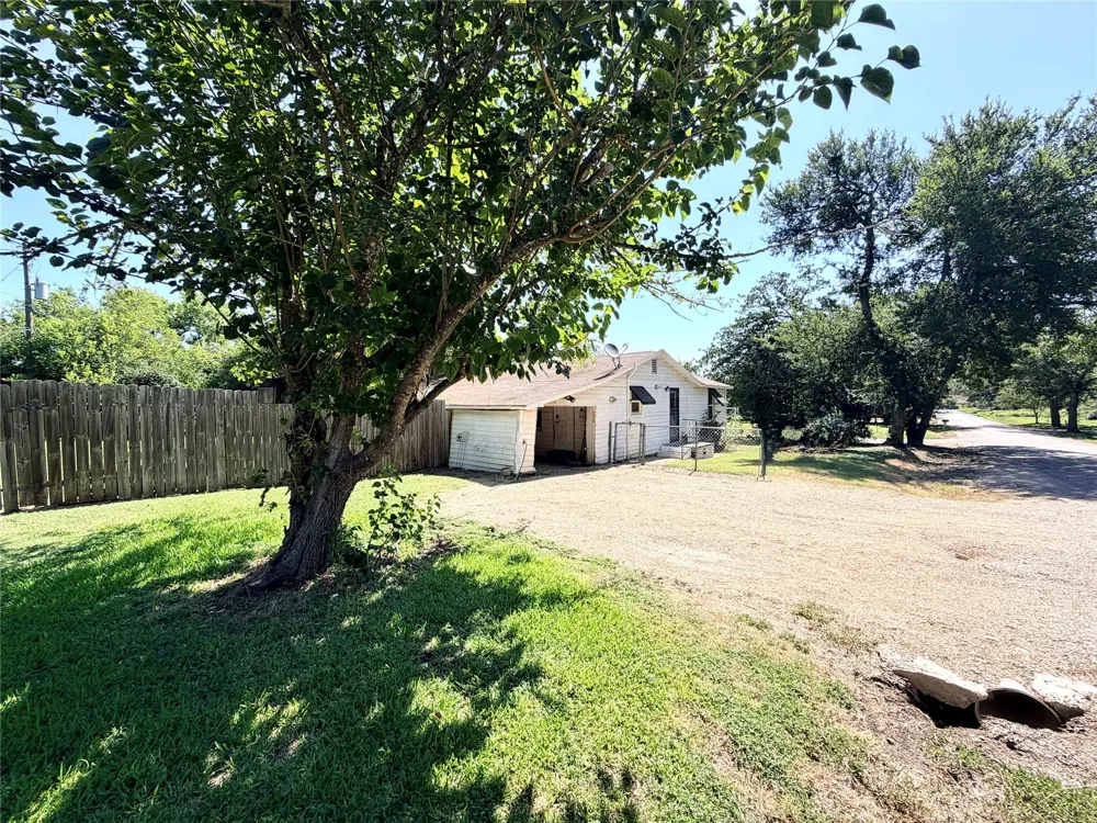 2200 W Gillis Avenue Cameron, TX 76520