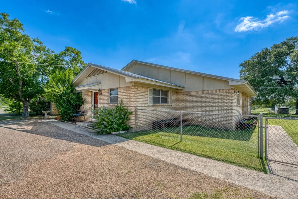 1498 Elmer King Road Belton, TX 76513