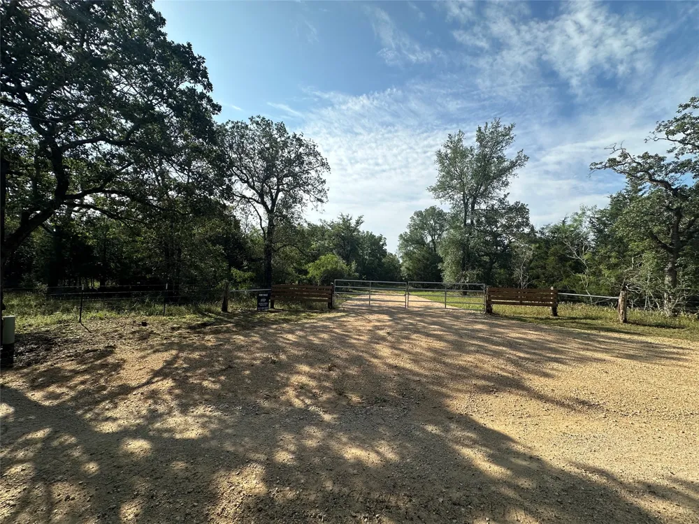 650 Coastal Lane Luling, TX 78648