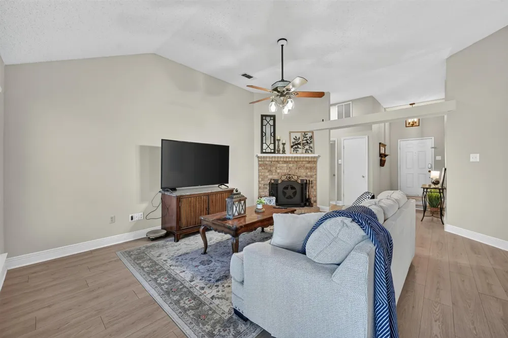 2103 Meadowview Drive Corinth, TX 76210