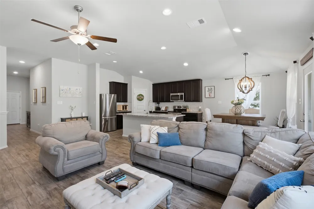 20812 Twisting Trail Lago Vista, TX 78645
