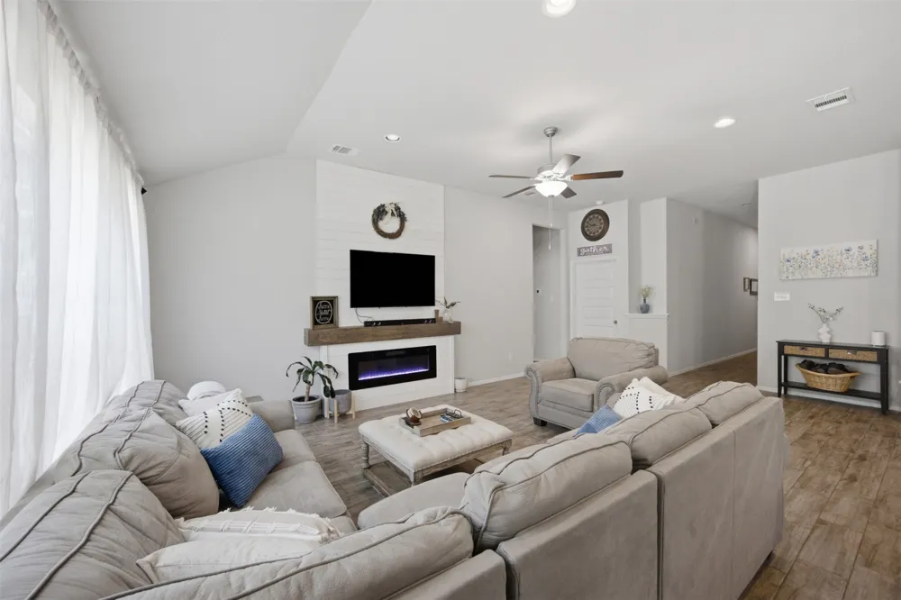 20812 Twisting Trail Lago Vista, TX 78645
