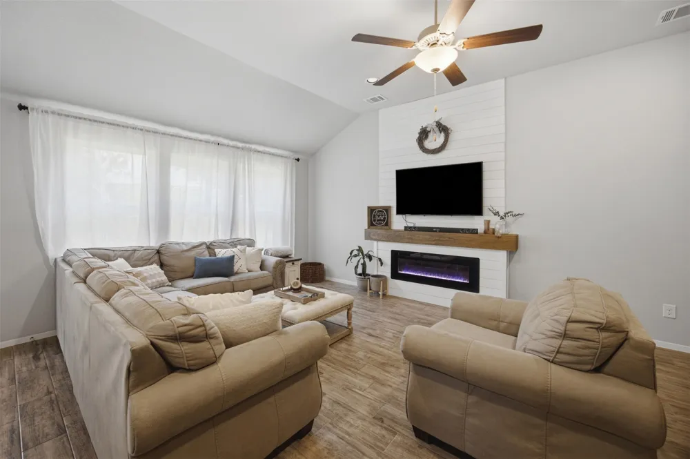 20812 Twisting Trail Lago Vista, TX 78645