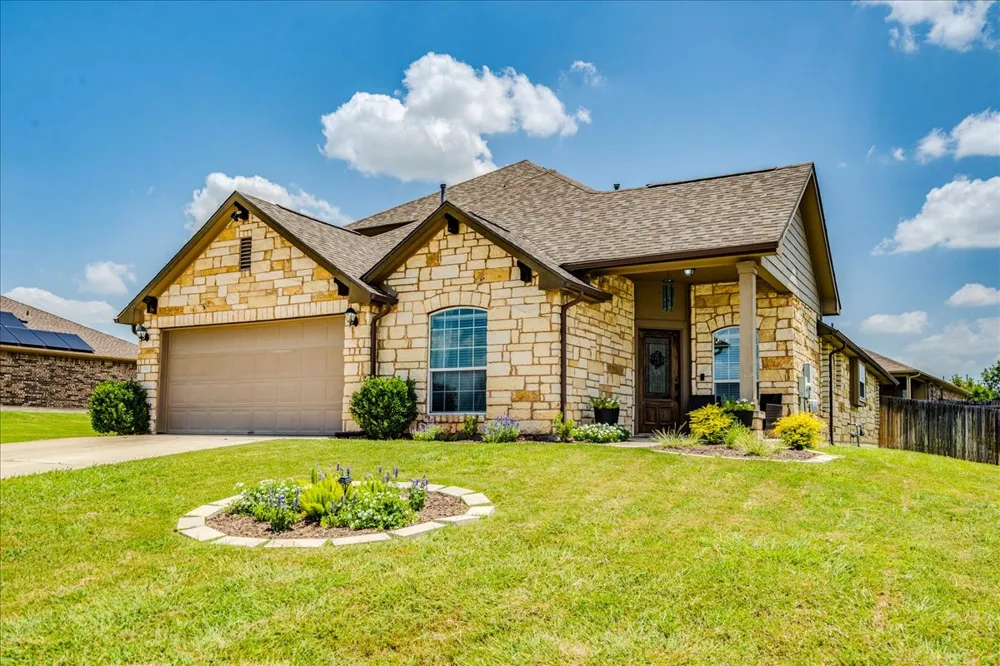 154 Screech Owl Drive Kyle, TX 78640