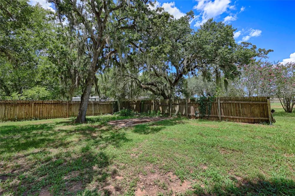 5810 Avenue E Sheridan, TX 77475
