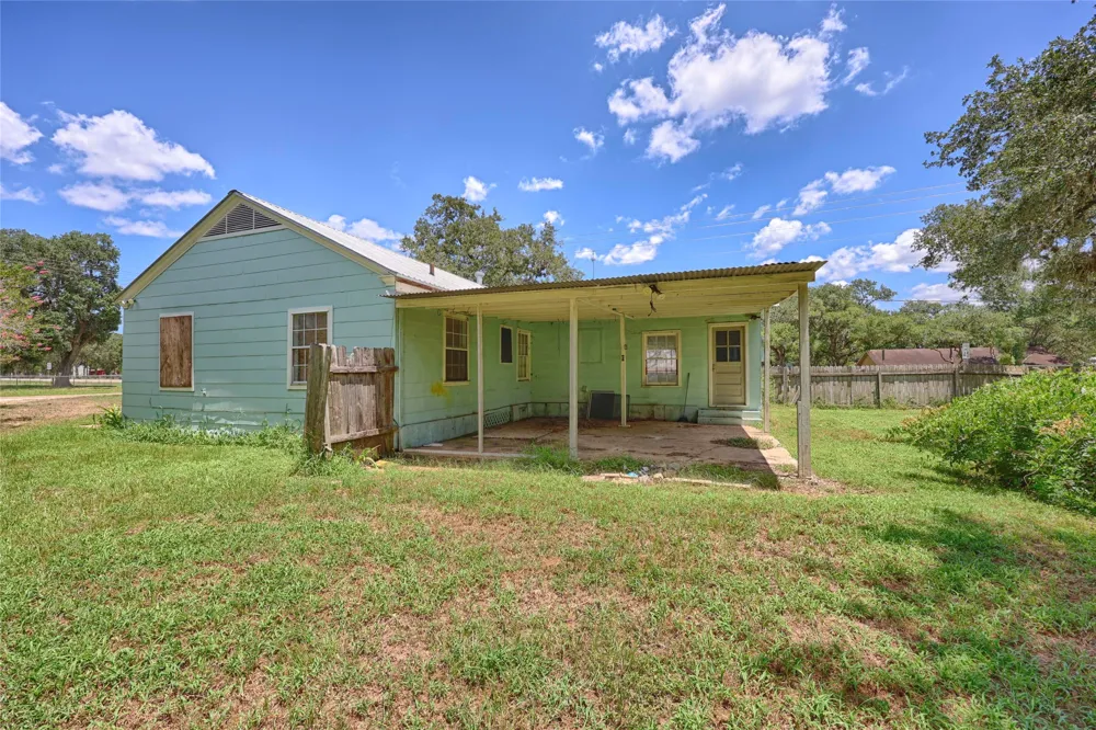 5810 Avenue E Sheridan, TX 77475