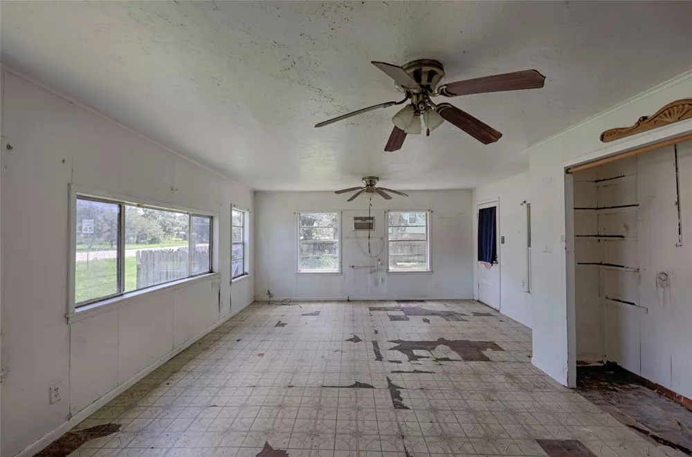 5810 Avenue E Sheridan, TX 77475
