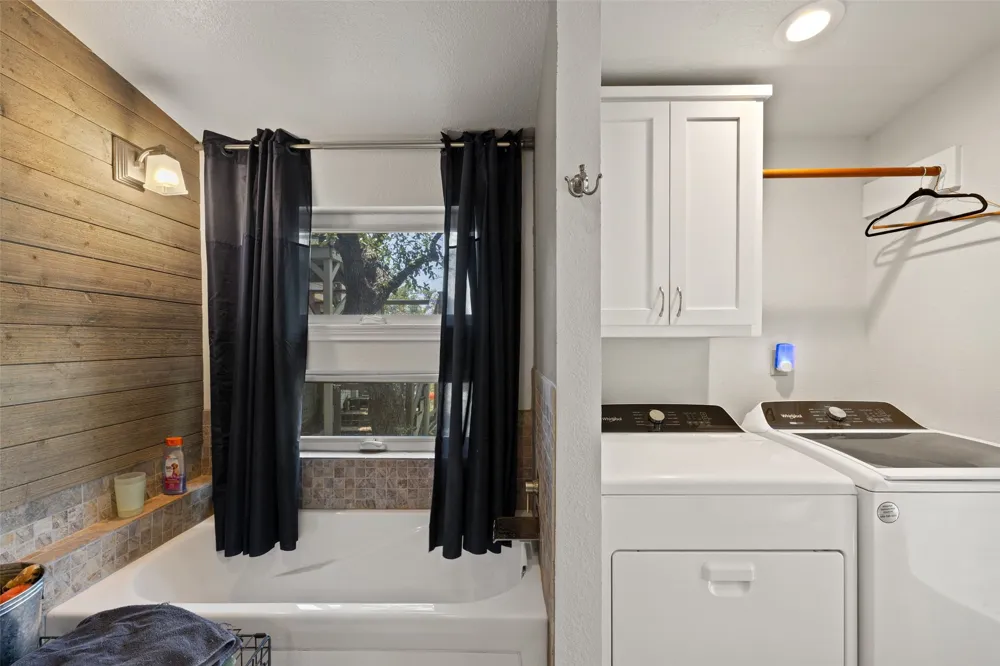 143 Oak Lane Johnson City, TX 78636