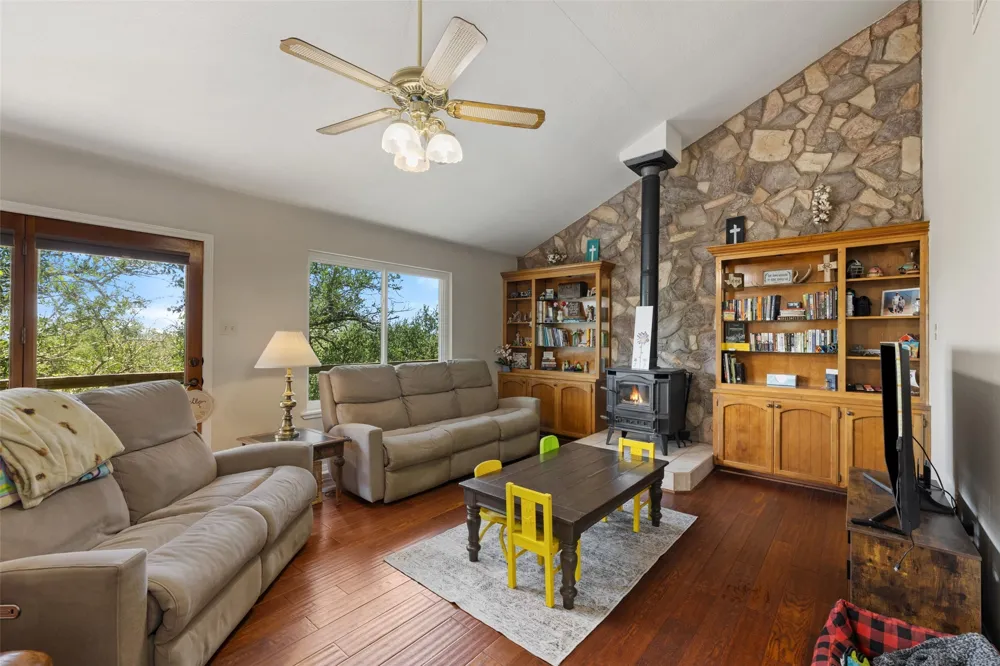 143 Oak Lane Johnson City, TX 78636
