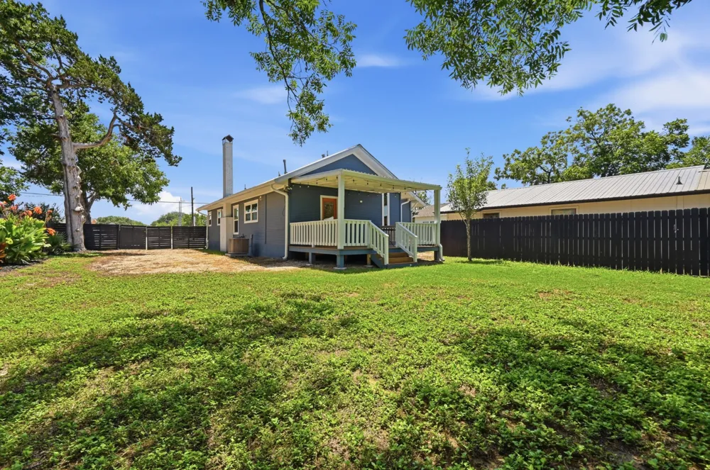 811 S Commerce Street Lockhart, TX 78644
