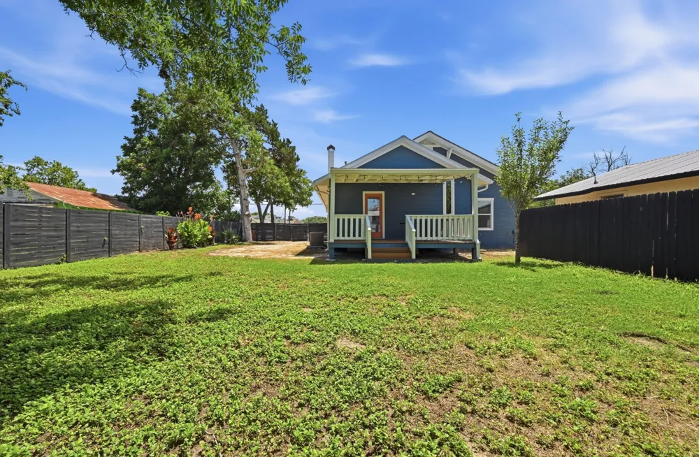 811 S Commerce Street Lockhart, TX 78644