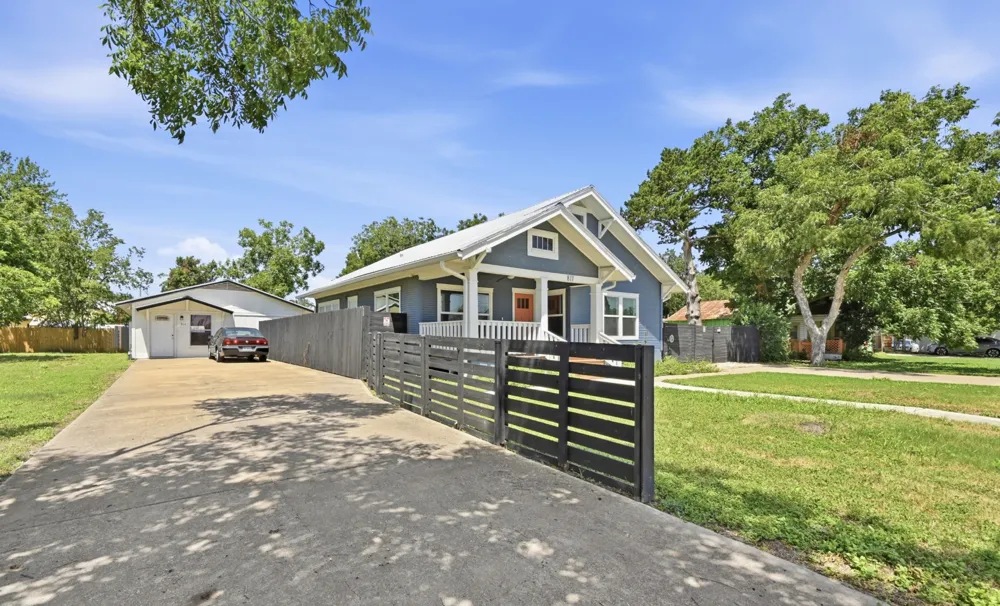 811 S Commerce Street Lockhart, TX 78644