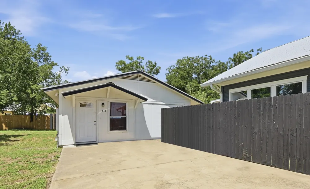 811 S Commerce Street Lockhart, TX 78644