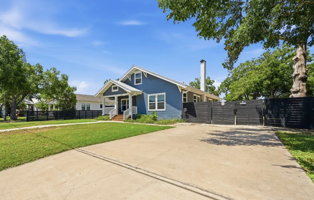 811 S Commerce Street Lockhart, TX 78644