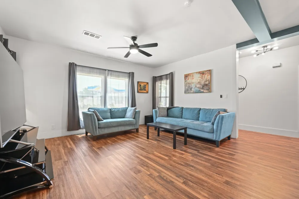 811 S Commerce Street Lockhart, TX 78644