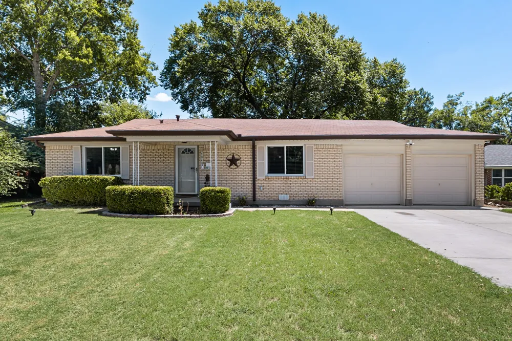 404 E Alexander Lane Euless, TX 76040