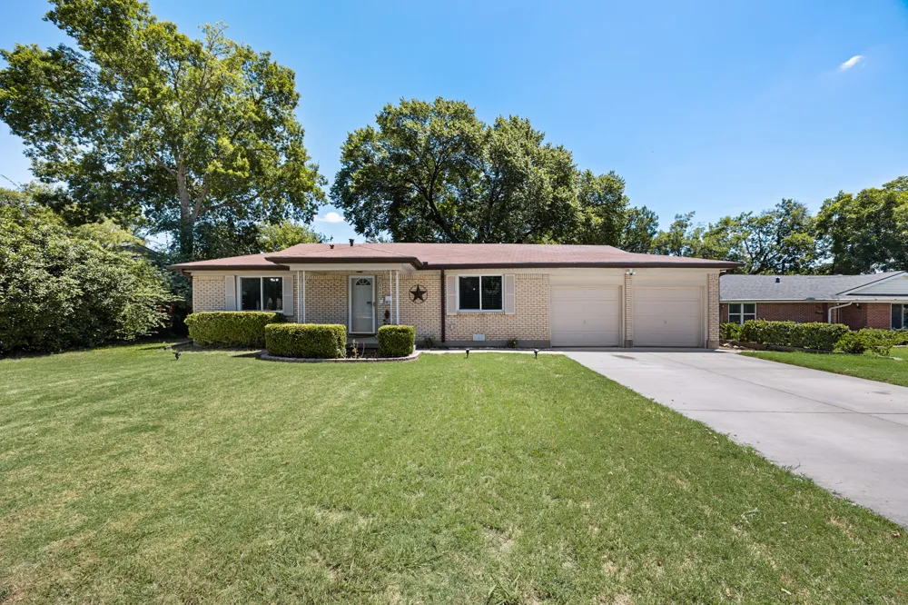 404 E Alexander Lane Euless, TX 76040
