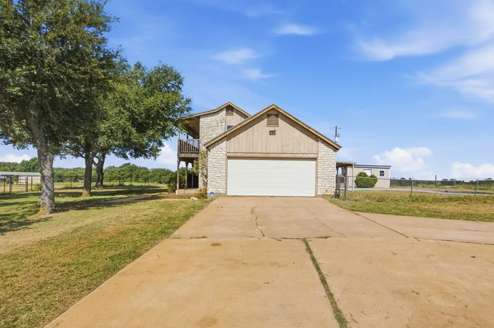 1454 Red Town Road Elgin, TX 78621